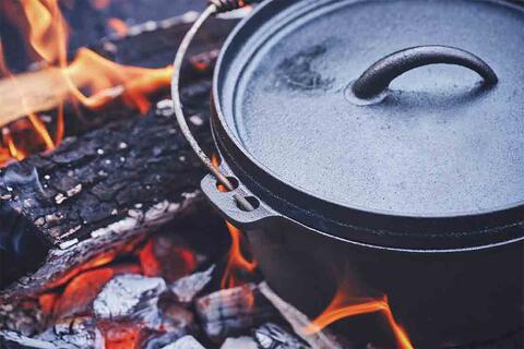 Slik setter du inn gryta med olje aller første gang. Og slik vasker og vedlikeholder du din Dutch Oven.